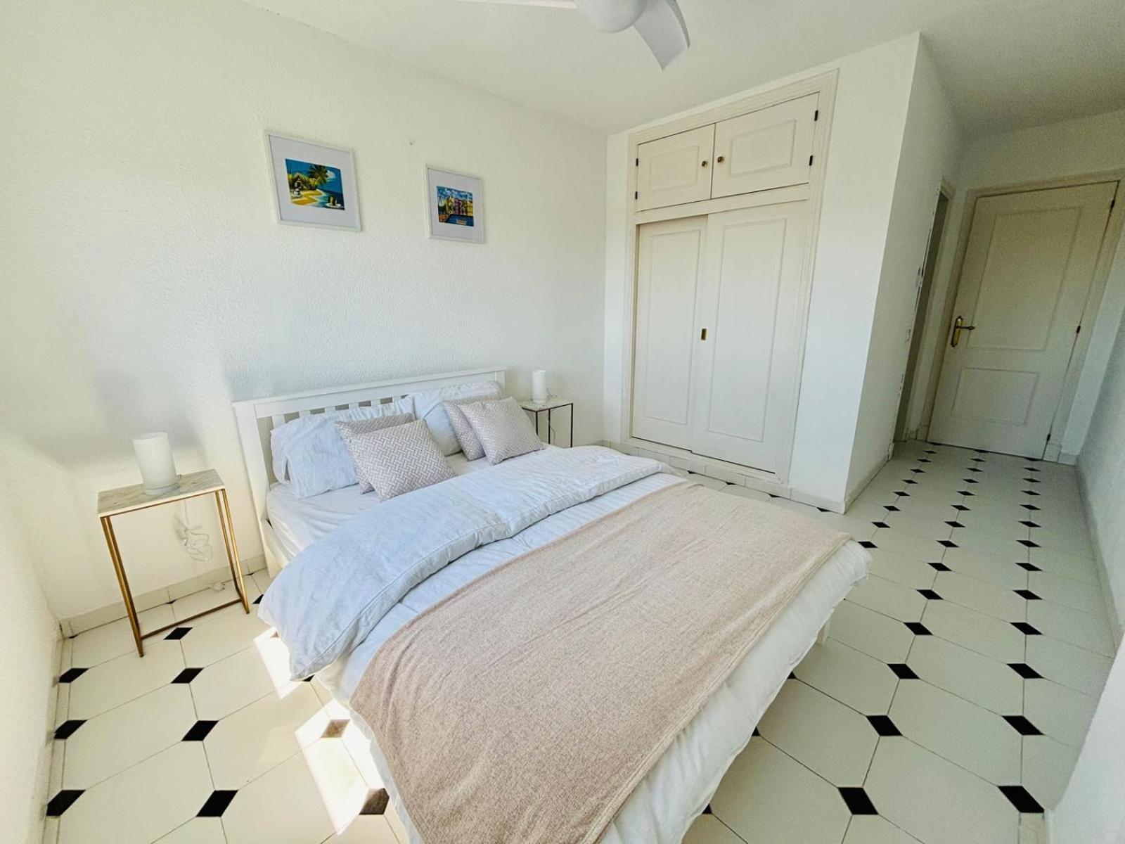 Two Bed, Two Bath With 360 Degree Sea Views With Balcony And Roof Terrace - Riviera, Costa Appartement *
