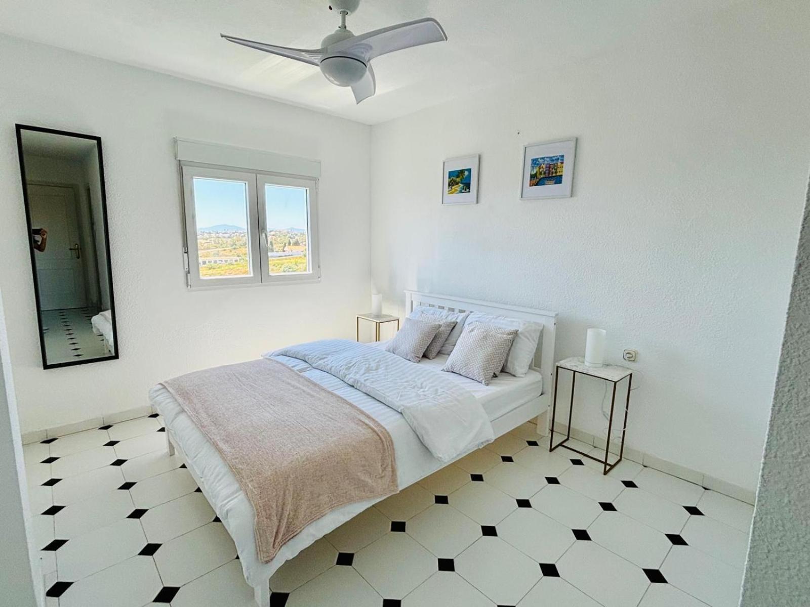Two Bed, Two Bath With 360 Degree Sea Views With Balcony And Roof Terrace - Riviera, Costa Appartement *
